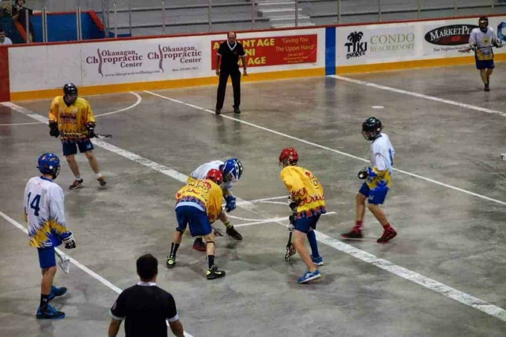 Partido de Lacrosse de cuadro infantil Vancouver BC. Deportes más populares en Canadá.