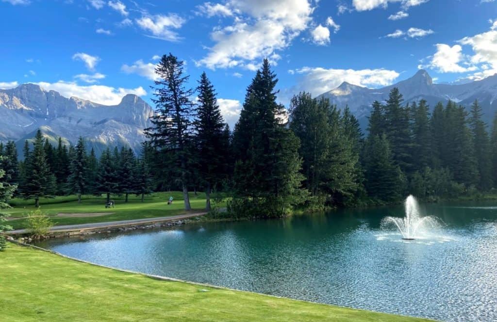 Lago y fuente en Canmore Golf Club Alberta Canadá - Vivir en Canmore Alberta
