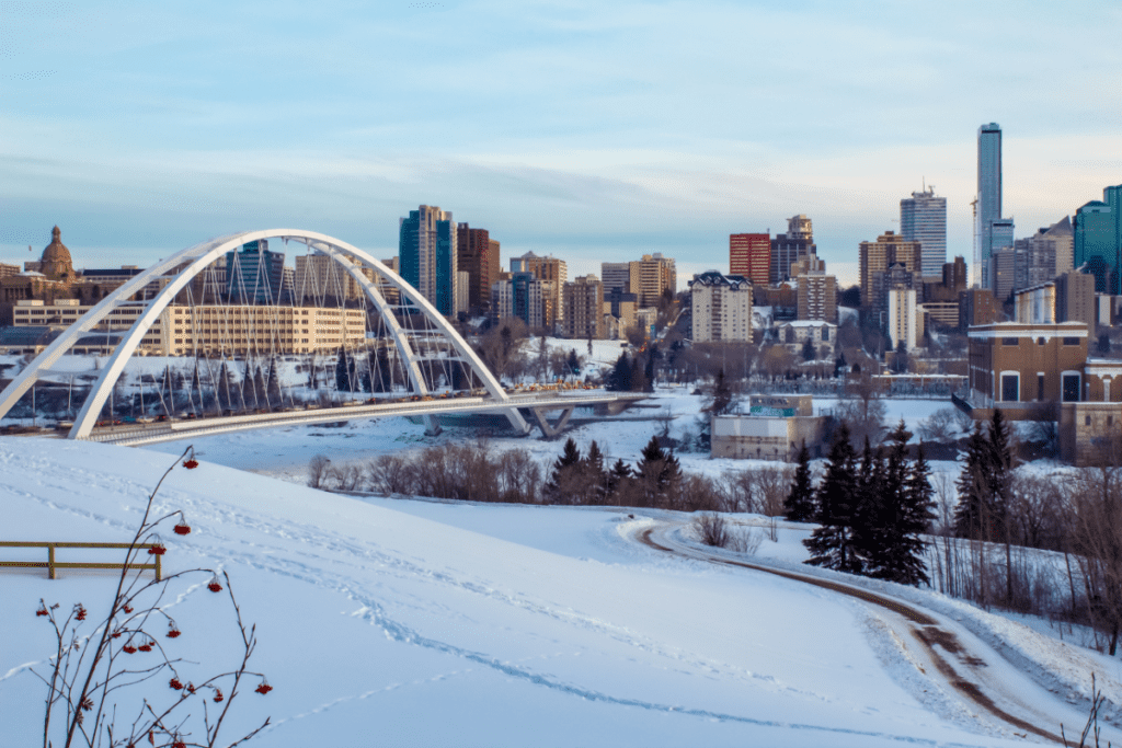 Puente Waterdale que cruza el río North Saskatchewan en Edmonton Alberta Canadá en invierno