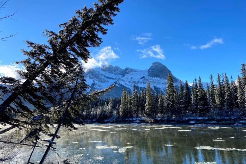 Rivière Bow à Canmore en Alberta Canada avec vue sur le pic Ha Ling en hiver. Vivre à Cochrane en Alberta.