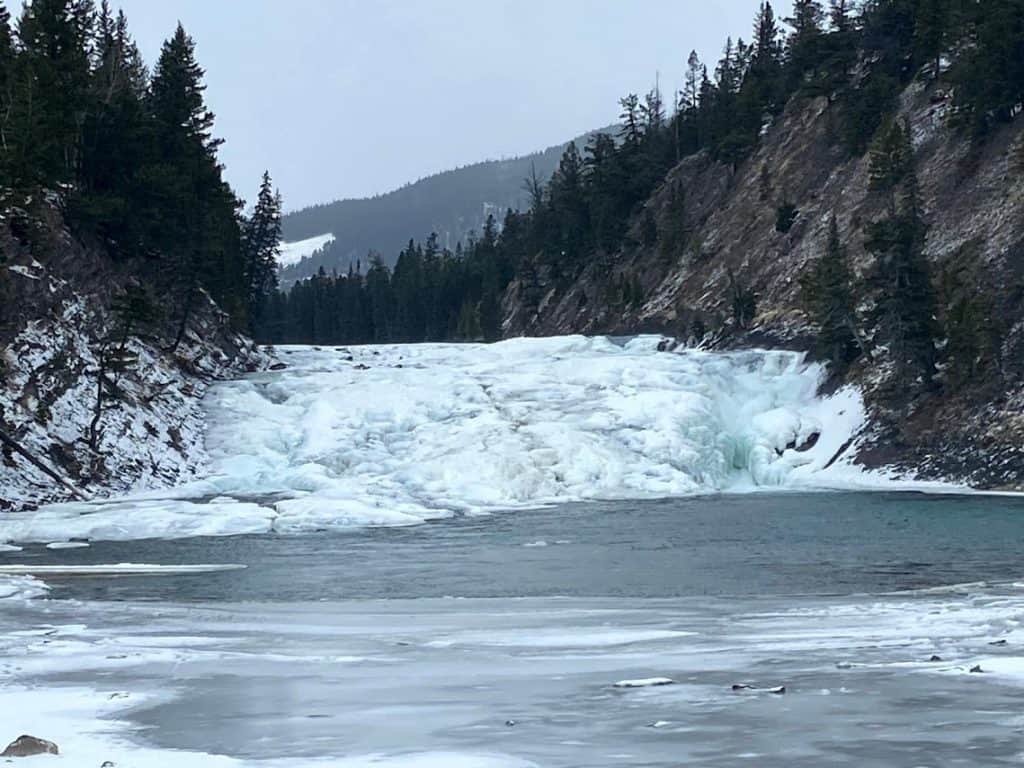 Chutes Bow gelées sur la rivière Bow à Banff Alberta Canada en hiver