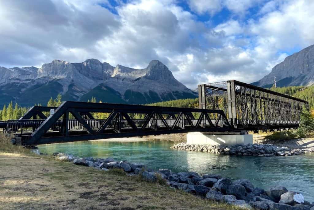 Puente ferroviario sobre el río Bow en Canmore Alberta Canadá