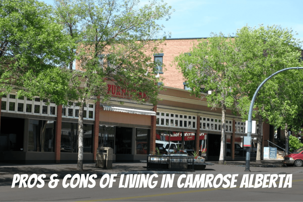 Una calle soleada del centro muestra las ventajas de vivir en Camrose Alberta Canadá