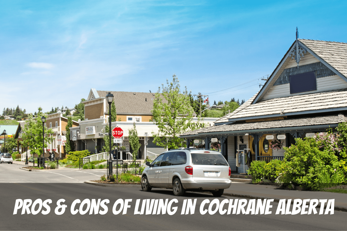 El centro de la ciudad en un día soleado de verano es una ventaja para vivir en Cochrane Alberta Canadá