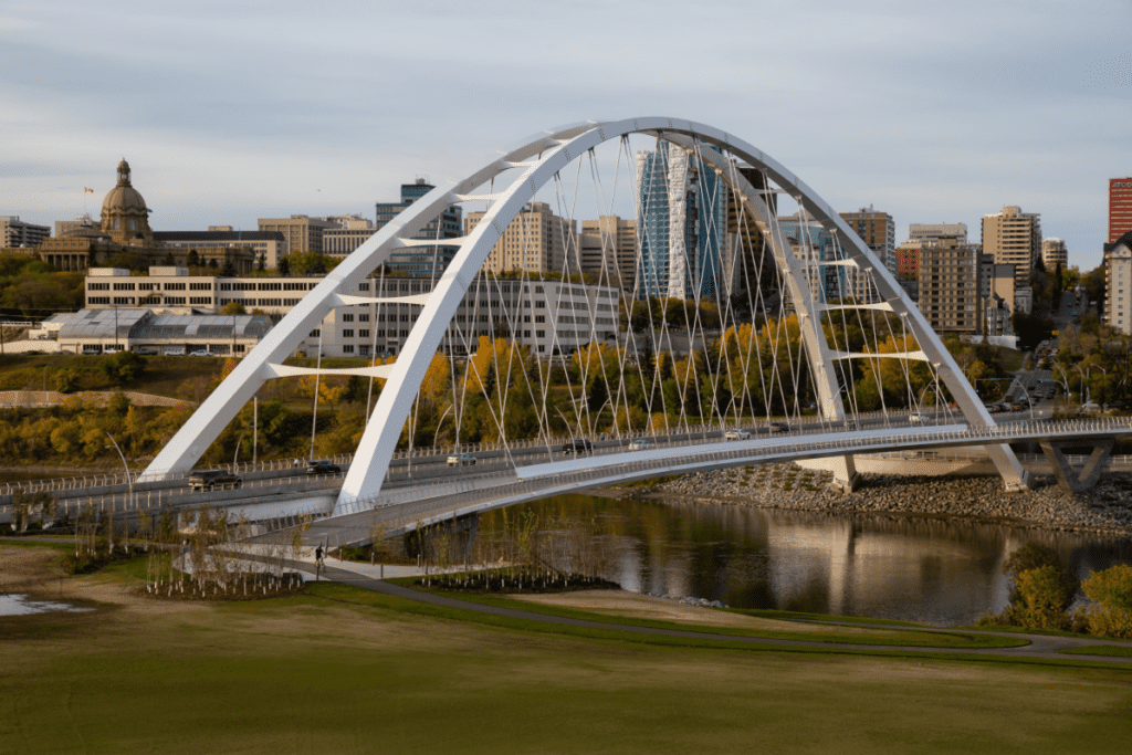 El puente Waterdale y el horizonte del centro en otoño son una ventaja de vivir en Calgary frente a Edmonton, Alberta, Canadá