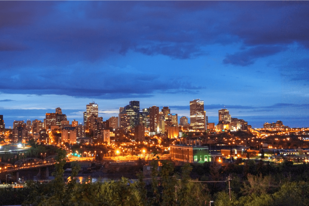 El horizonte del centro de noche a través del río North Saskatchewan, los mejores barrios de Edmonton, Alberta, Canadá