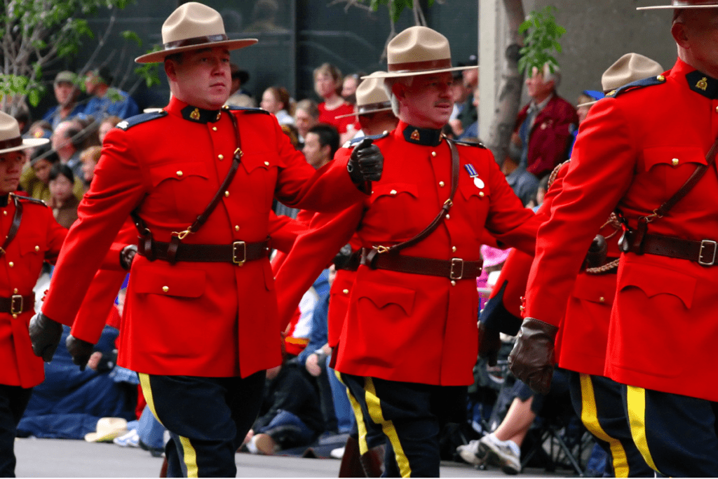 Des agents de la GRC défilent au Canada