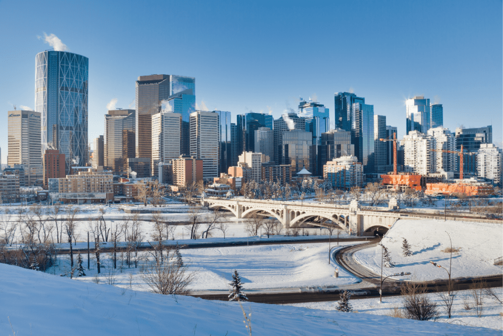 Vista invernal a través del río Bow hasta el centro de los mejores barrios de Calgary, Alberta, Canadá