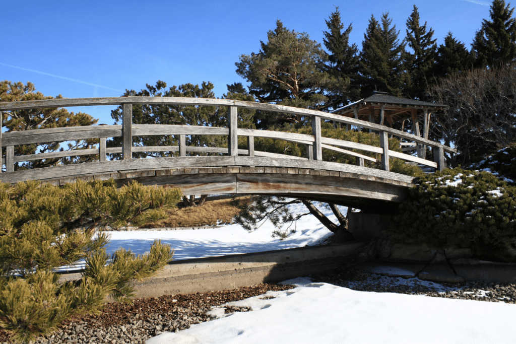 Passerelle dans les jardins japonais en hiver meilleurs quartiers de Lethbridge Alberta Canada