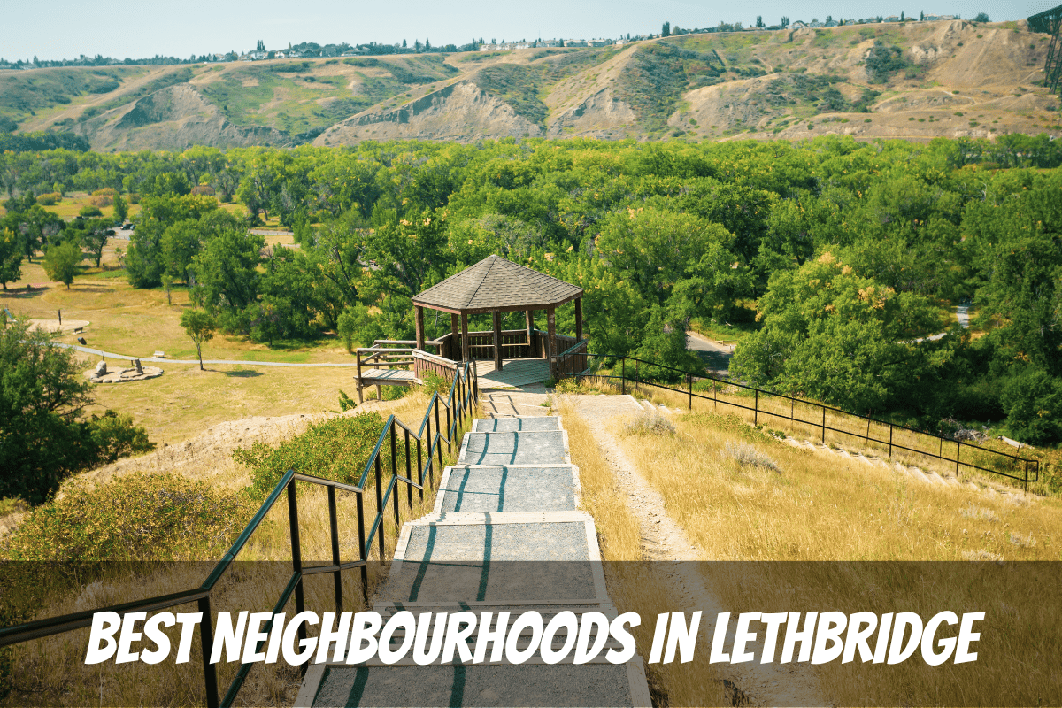 Baja a la glorieta en un parque en el día de verano, los mejores barrios de Lethbridge, Alberta, Canadá
