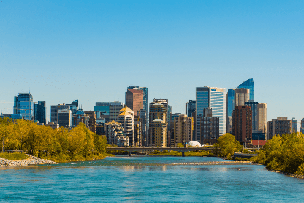 Una vista otoñal del centro de Calgary, Alberta, con el río Bow en primer plano para vivir en Vancouver frente a Calgary