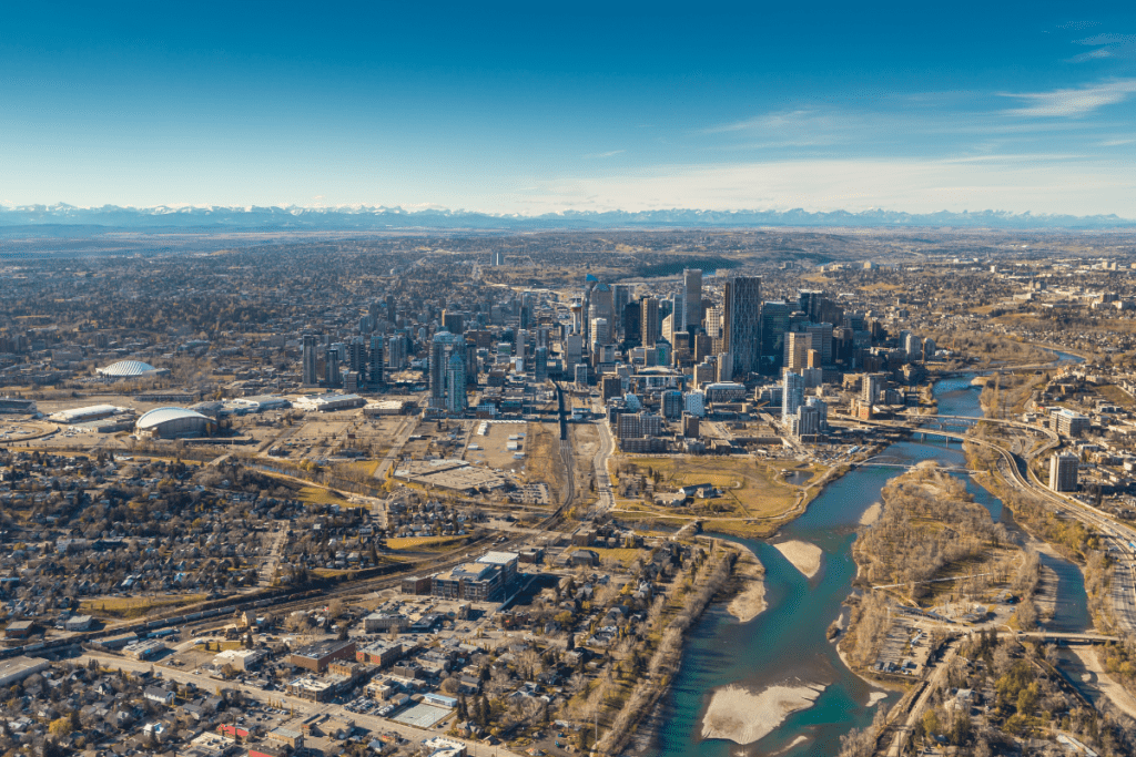 Superbe vue aérienne de Calgary Alberta sur fond de montagnes Rocheuses pour vivre à Vancouver Vs Calgary Canada