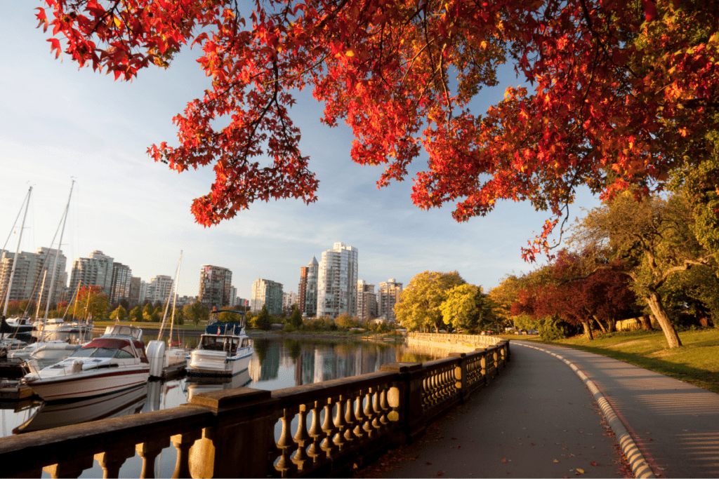 Belle vue d'automne sur le parc riverain de Vancouver, en Colombie-Britannique, pour connaître les avantages et les inconvénients de la vie à Vancouver par rapport à Calgary Canada