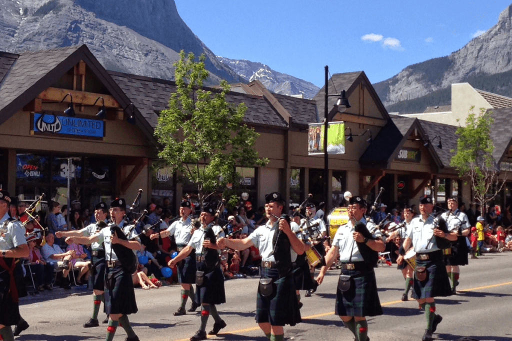 Desfile del Día de Canadá en Canmore Alberta. Gaitas escocesas.