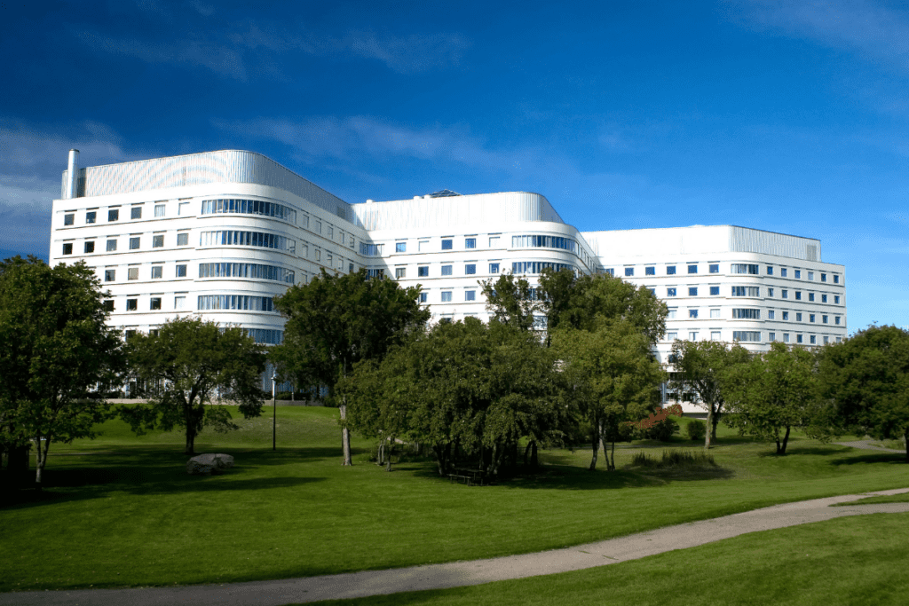 Hôpital de la ville de Saskatoon en Saskatchewan par une journée d'été ensoleillée Demander une carte santé au Canada