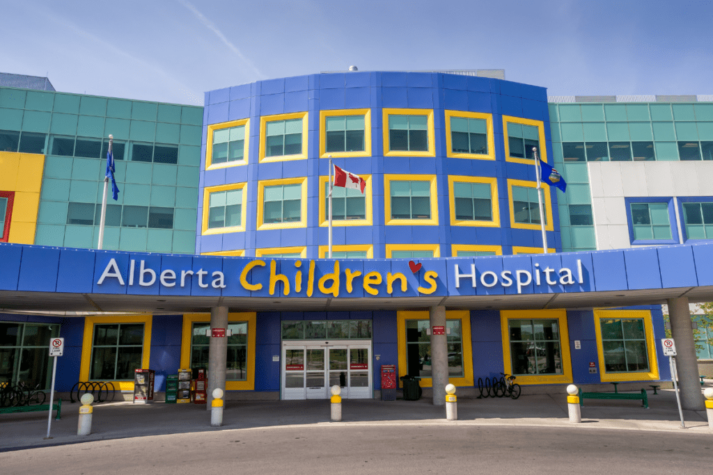 Un hôpital pour enfants coloré de l'Alberta à Calgary demande une carte de santé au Canada