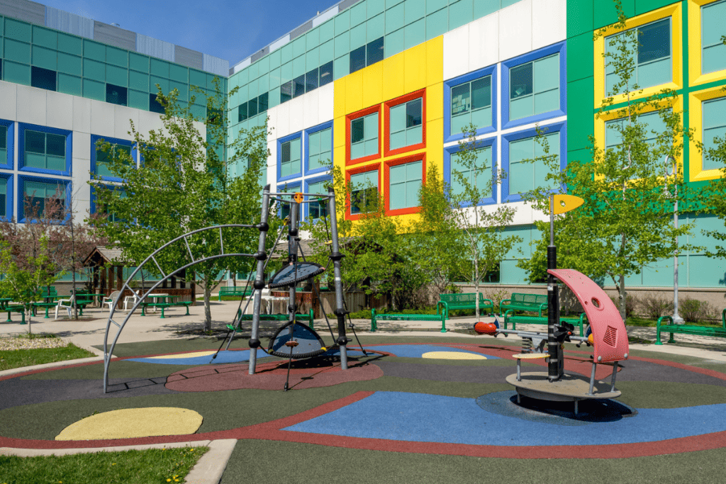 Aire de jeux à l'hôpital pour enfants de l'Alberta à Calgary lors d'une journée d'été ensoleillée, l'une des meilleures raisons de déménager en Alberta au Canada