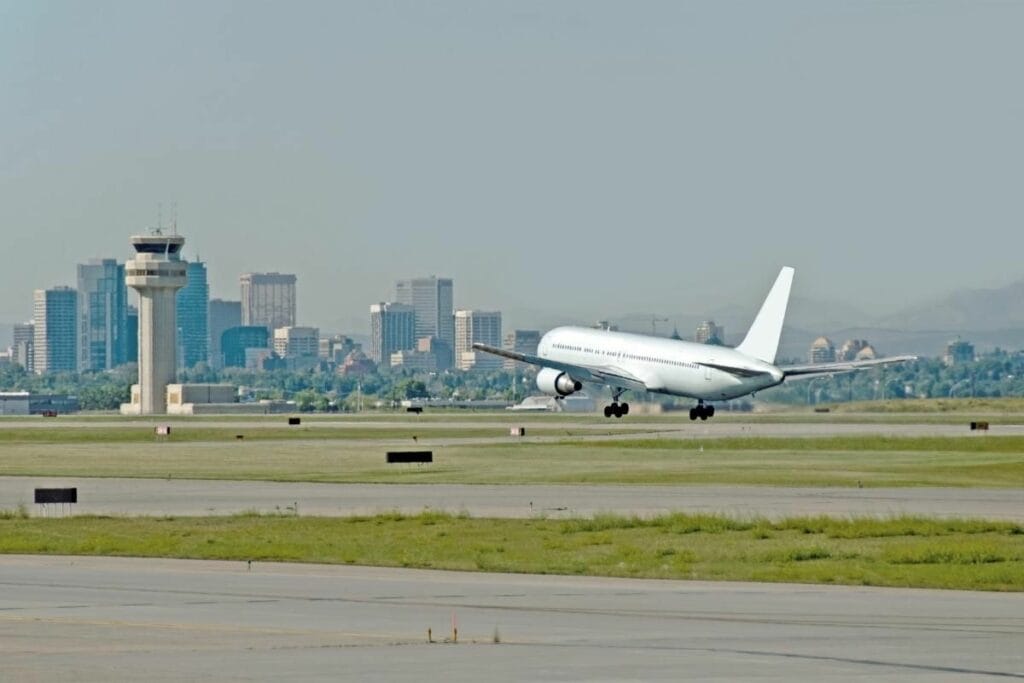 Un avion atterrit à l'aéroport international de Calgary, l'une des meilleures raisons de déménager en Alberta Canada