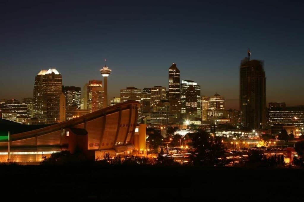 Calgary Saddledome la nuit, domicile de l'équipe de hockey sur glace des Flames de Calgary, l'une des meilleures raisons de déménager en Alberta
