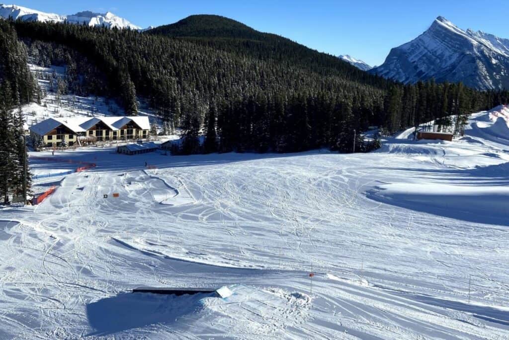 Piste de ski à la station de ski de Norquay près de Banff, l'une des meilleures raisons de déménager en Alberta Canada
