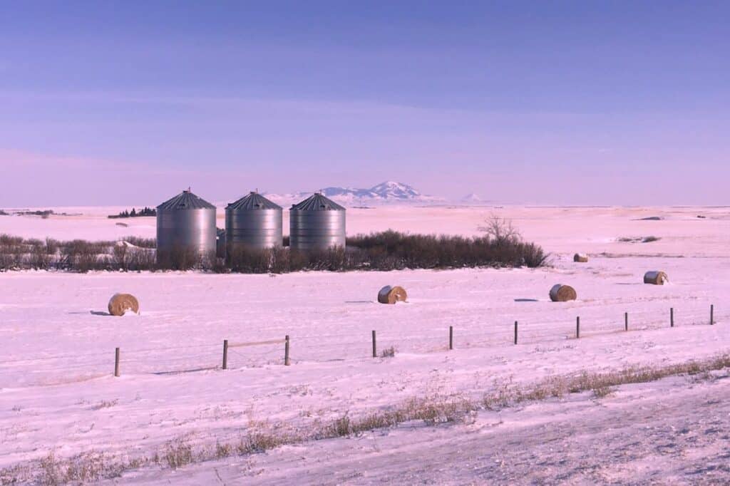 Coucher de soleil sur les Prairies de l'Alberta en hiver Un avion atterrit à l'aéroport international de Calgary, l'une des meilleures raisons de déménager en Alberta